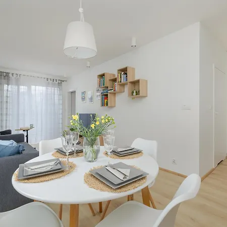 Apartamento Cosy And Bright In With Furnished Balcony And Free Parking By Renters *