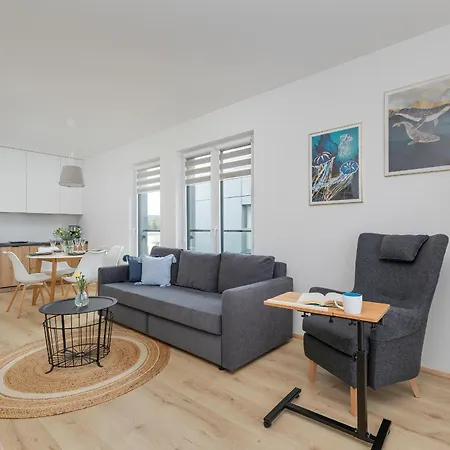 Cosy And Bright In With Furnished Balcony And Free Parking By Renters