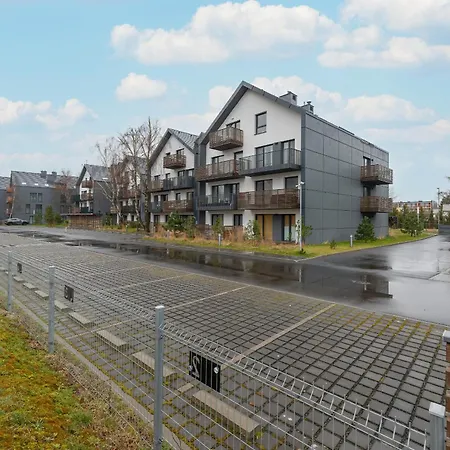 Cosy And Bright In With Furnished Balcony And Free Parking By Renters Apartamento *