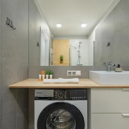 Apartament Cosy And Bright In With Furnished Balcony And Free Parking By Renters *