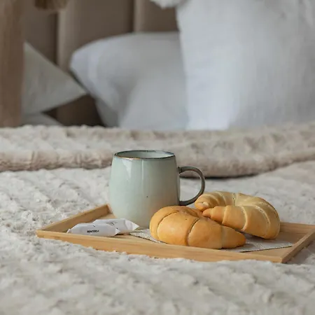 Cosy And Bright In With Furnished Balcony And Free Parking By Renters Apartamento