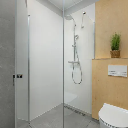 Cosy And Bright In With Furnished Balcony And Free Parking By Renters