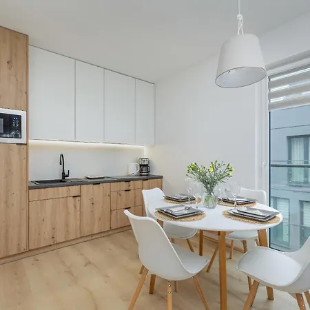 Cosy And Bright In With Furnished Balcony And Free Parking By Renters *